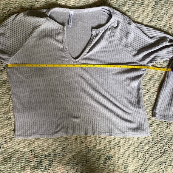 Lulus Basic Size Medium Shirt Long Sleeve Ribbed Crop V Neck - Picture 4 of 5